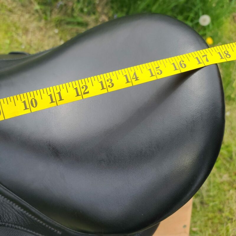 Measure English Saddle Close Up